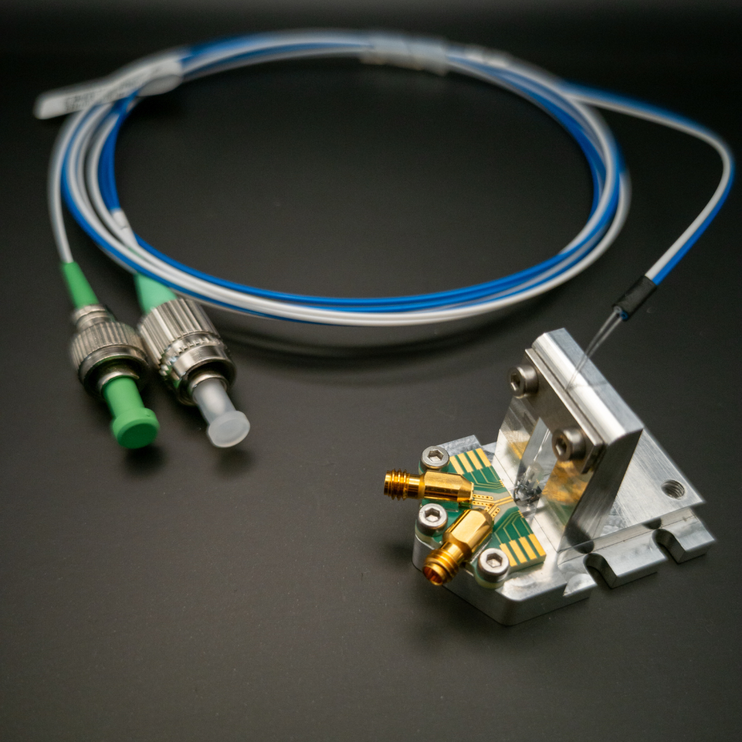 Plasmonic​ Ring Resonator Modulator black